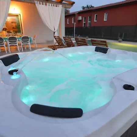Mihatovici - 6min Drive To The - Pool - Whirpool 호텔